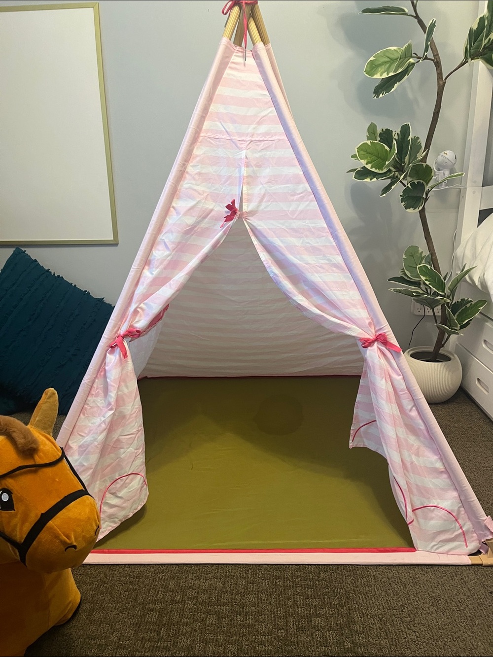 Pink Kids Play Teepee Tent - Lightweight Indoor Playhouse - Picture 2 of 4